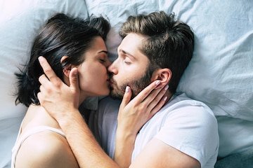 beautiful-happy-young-couple-sleeping-bed-morning-hugging-love-relationships-concept_283617-6911